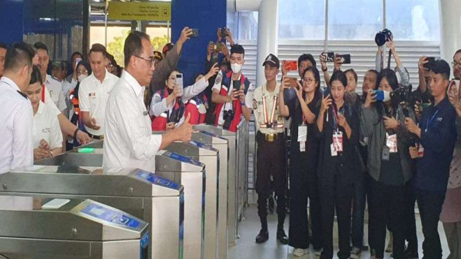 Menhub Budi Karya Sumadi saat uji coba LRT Jabodebek.