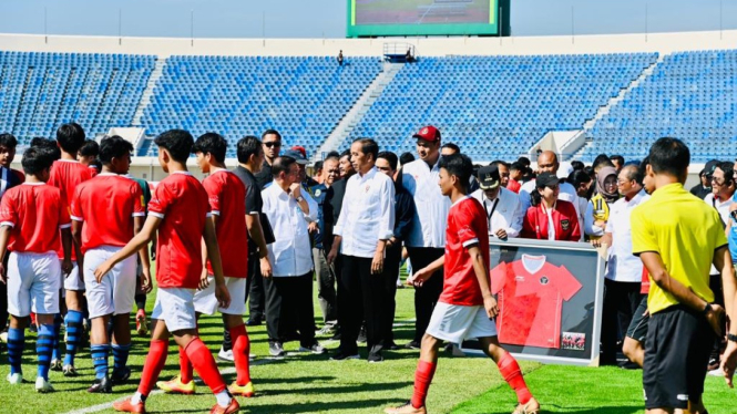 Menpora Dito Dampingi Jokowi tinjau venue Piala Dunia U-17