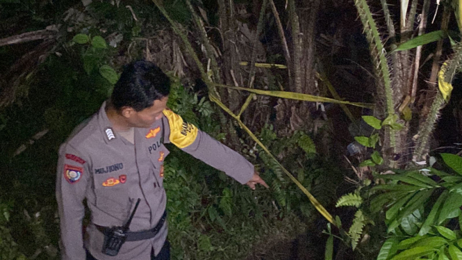 Polisi cek lokasi Penemuan potongan tubuh manusia di Jembatan Kelor, Turi.