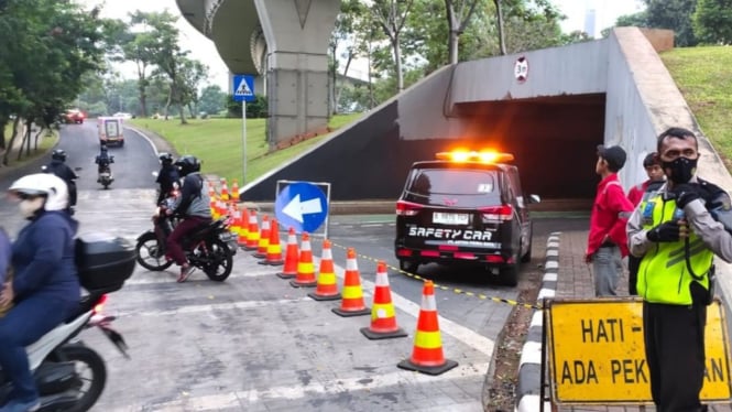 VIVA Otomotif: Mobil berstiker safety car blokir akses jalan kolong Semanggi