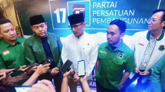 Ketua Bappilu PPP Sandiaga Salahuddin Uno (tengah) menjawab pertanyaan wartawan didampingi Ketua PPP Sulawesi Selatan Imam Fauzan Amir Uskara (dua kanan) di sela Rakorwil PPP di Kabupaten Gowa, Sulawesi Selatan, Rabu malam, 12 Juli 2023.