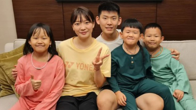 Liu Yuchen dan Huang Yaqiong bersama anak-anak Hendra Setiawan