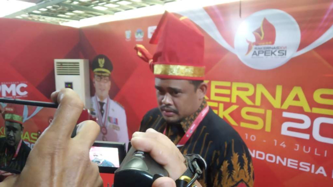 Wali Kota Medan Bobby Nasution berbicara kepada wartawan usai menghadiri acara Rapat Kerja Nasional Asosiasi Pemerintah Kota Seluruh Indonesia (Apeksi) di Kota Makassar, Sulawesi Selatan, Kamis, 13 Juli 2023.