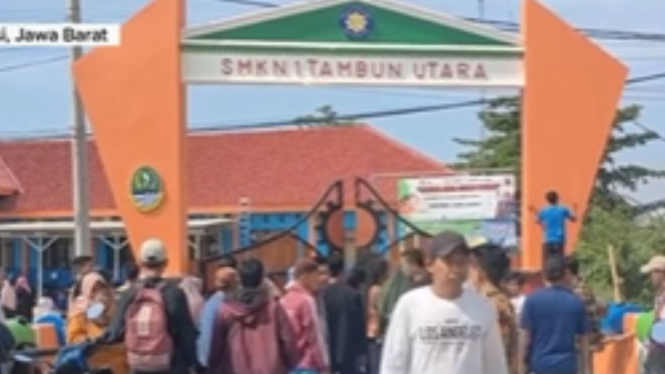 Kesal Anak Tak Diterima, Orang Tua Segel SMKN 1 Tambun Utara