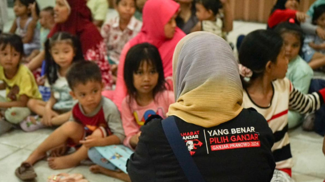 Relawan Saga beri bantuan trauma healing ke korban kebakaran di Tambora, jakbar.