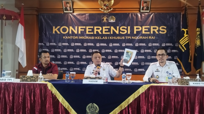 Kepala Divisi Imigrasi Kanwilkumham Bali Barron Ichsan gelar konferensi pers