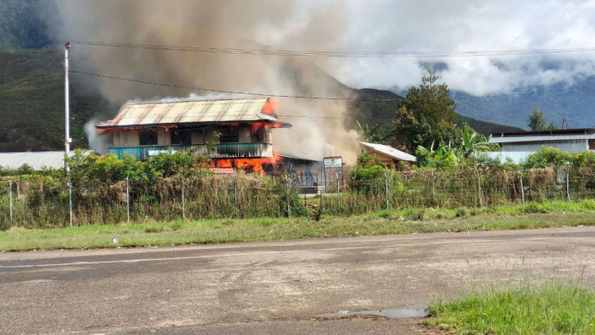 Rumah yang dibakar massa di Dogiyai Papua Tengah