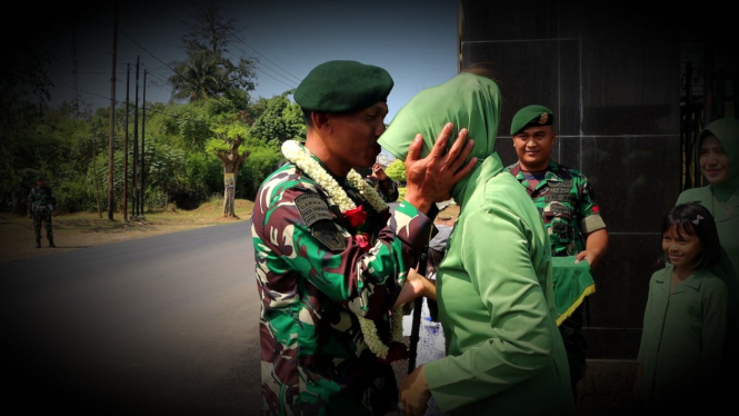 VIVA Militer: Komandan Yonif PR 305/Tengkorak dan istri.