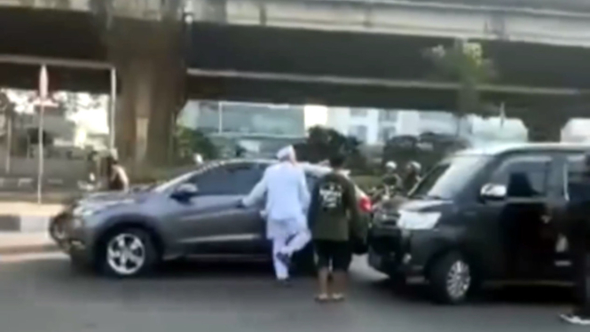 VIVA Otomotif: Pengantin pria tendang mobil di jalan raya