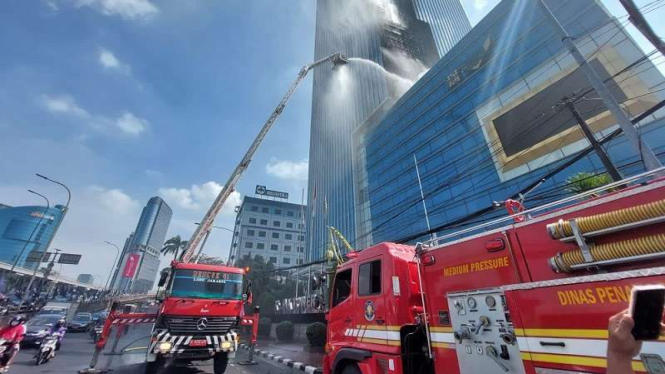 Dinas Pemadam Kebakaran memadamkan api kebakaran Gedung K-Link Tower