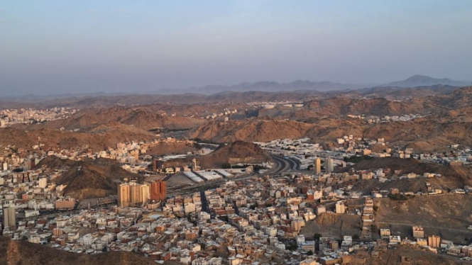 Pemandangan kota Mekkah dari Puncak Jabal Nur