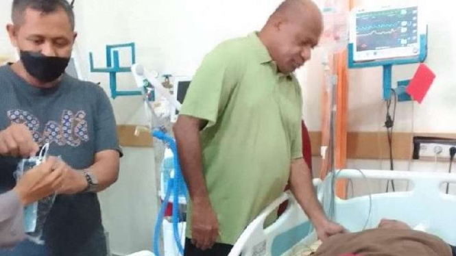 Kepala Polda Papua Irjen Pol Mathius Fakhiri menjenguk anggota Brimob yang menjadi korban kerusuhan Dogiai dan dirawat di ICU RS Bhayangkara, Jayapura.