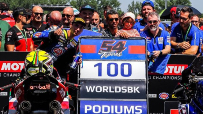 Pembalap Pata Yamaha Prometeon Toprak Razgatlioglu merayakan podium ke-100