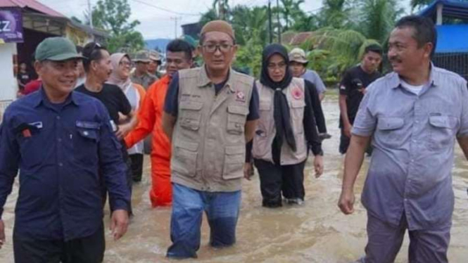 Wali Kota Padang Hendri Septa (tengah) saat menerobos lokasi terdampak banjir.