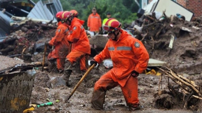 Petugas pemadam kebakaran melakukan upaya pencarian dan penyelamatan korban tanah longsor akibat hujan deras di Yecheon, Korea Selatan, Sabtu (15/7//2023).