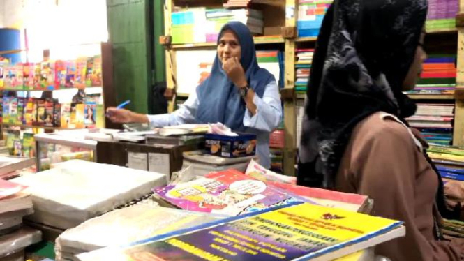 Sejumlah toko buku di Bandar Lampung diserbu pembeli.