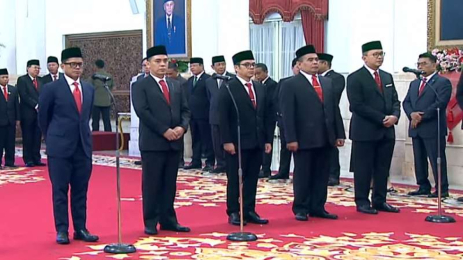 Presiden Jokowi melantik lima wakil menteri baru di Istana Negara, Senin (17/7)