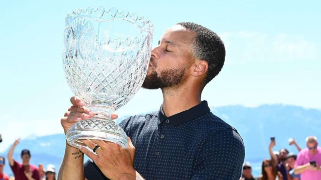 Stephen Curry recogió el trofeo en un torneo de golf