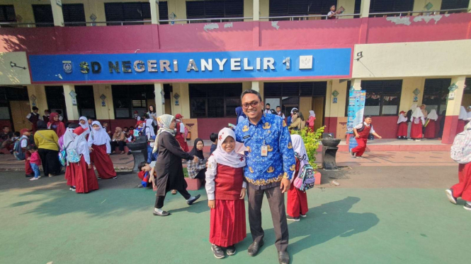 Nurhadi, ASN Dinas Kesehatan Kota Depok, mengantar anaknya ke sekolah