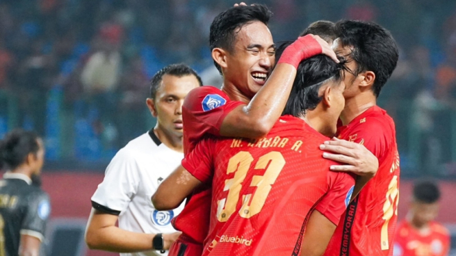 Pemain Persija, Akbar Arjunsyah merayakan gol dalam laga debut