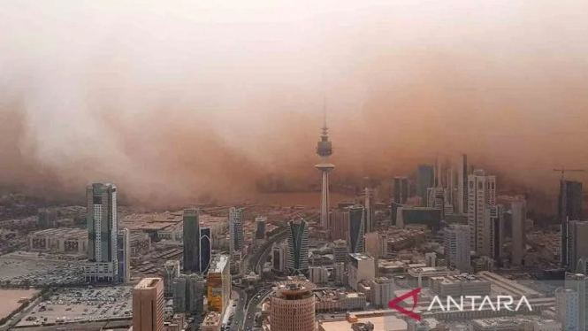 Ilustrasi angunan-bangunan diselimuti badai debu dahsyat di Kuwait City, Kuwait, Iran.
