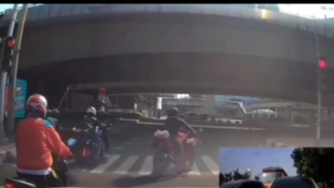 VIVA Otomotif: Viral rombongan moge terobos lampu merah di Kuningan, Jakarta