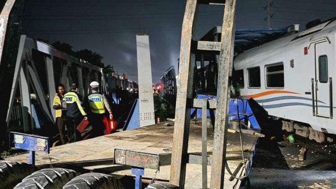Kereta api Brantas tabrak truk di Semarang