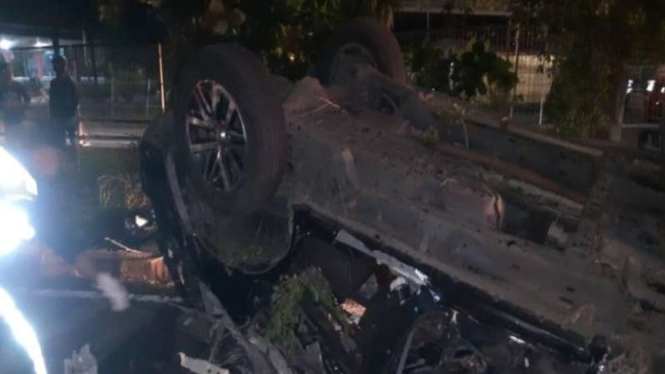 Mobil Fortuner mengalami kecelakaan di exit Tol Plumpang, Jakarta Utara.