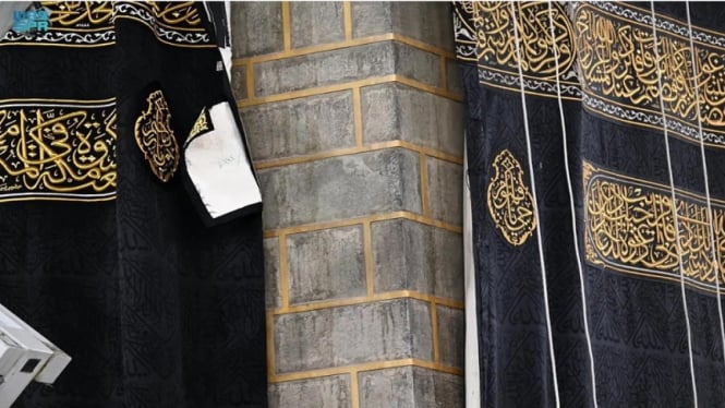 Penggantian kain kiswah kabah di Masjidil Haram, Mekkah, Arab Saudi