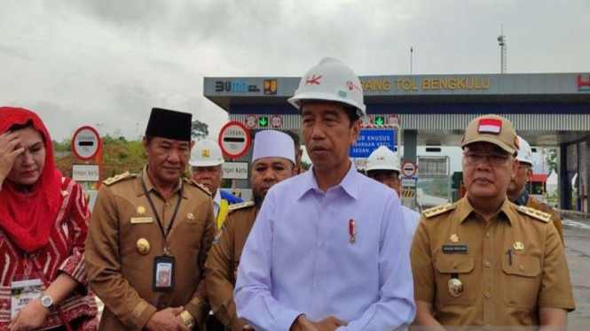 Presiden Joko Widodo saat memberikan keterangan kepada wartawan di Kota Bengkulu