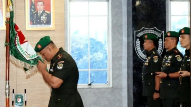 VIVA Militer: Letkol Kav Tofan Tri Anggoro cium Panji Kebesaran Kodim 0502/JU