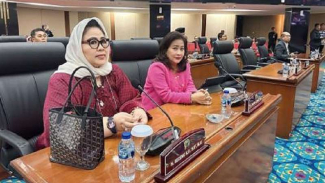 Anggota DPRD DKI Jakarta dari PDIP Cinta Mega (kanan) saat paripurna