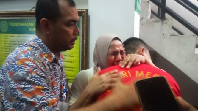 Momen mengharukan ibu korban memeluk Aditya Hasibuan sambil menangis