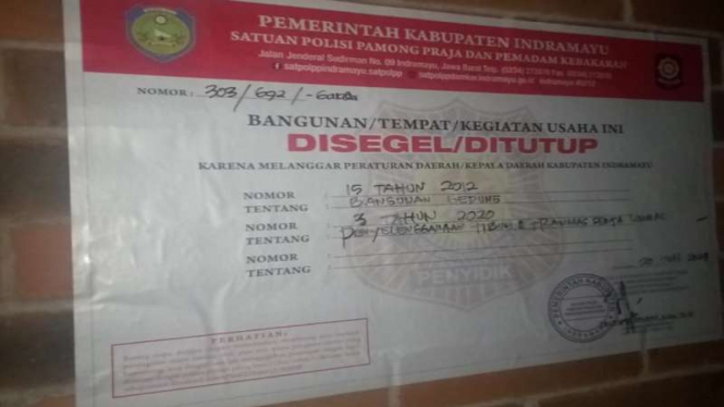 Satpol PP Pemkab Indramayu menyegel penggergajian kayu milik Panji Gumilang