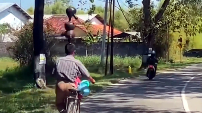 VIVA Otomotif: Pengendara sepeda jadi sorotan warganet di media sosial