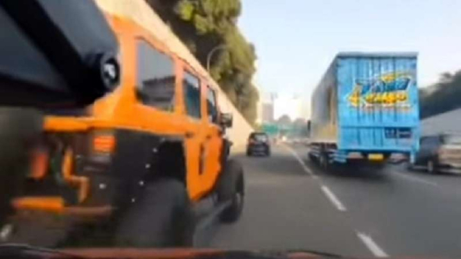 Jeep Rubicon kuning menyerobot dan menyerempet pengendara lain di tol Mampang