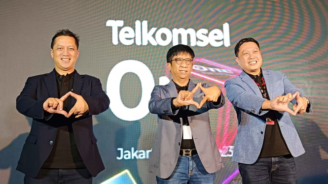 Direktur Utama Telkomsel Hendri Mulya Syam (tengah).