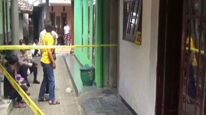 Garis polisi dipasang di TKP ibu diduga bunuh anak lalu bunuh diri di Malang.