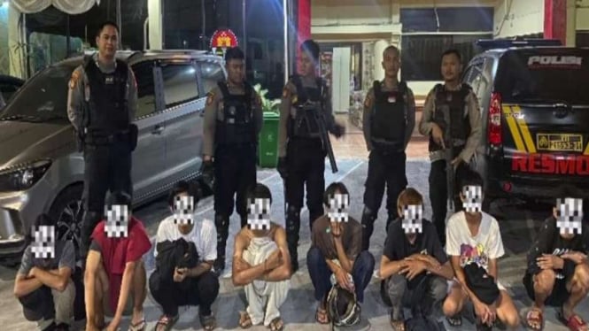 Delapan pemuda ditangkap saat hendak tawuran di Kebayoran Lama, Jaksel.