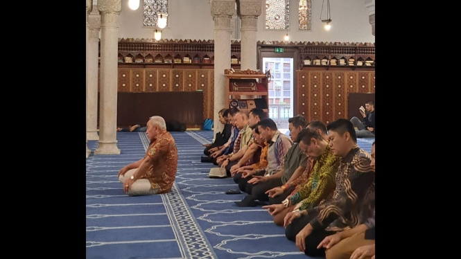 Gubernur Isran Noor menjadi imam salat