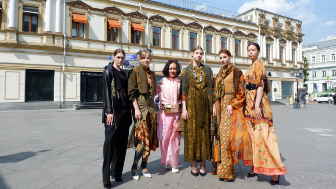 Koleksi desainer Indonesia di Moscow Fest Edition - Russian Creative Week 2023. 