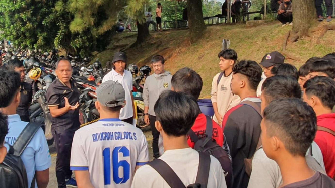 Indra Sjafri dan sejumlah pemuda yang meminta ikut seleksi Timnas U-17