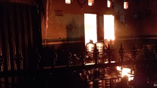 Toko gas elpiji di Pasar Rebo terbakar 