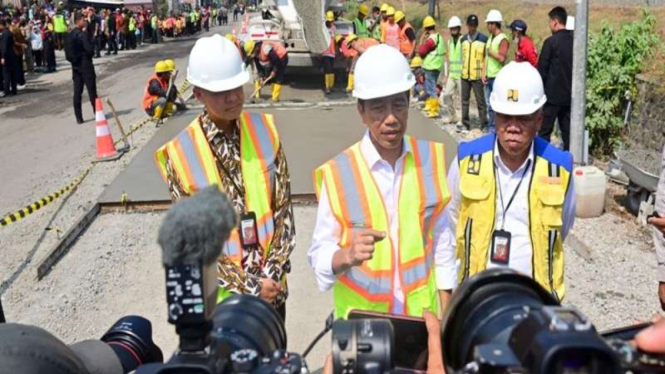 Presiden Jokowi didampingi Gubernur Jateng Ganjar Pranowo serta Menteri PUPR