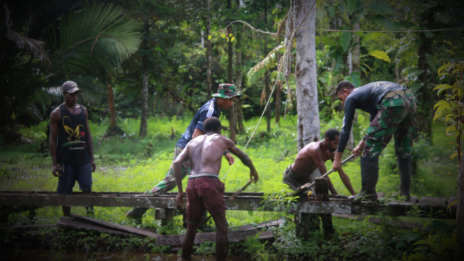 VIVA Militer: Pasukan Yonif MR 411/Pandawa Kostrad di Asmat, Papua.