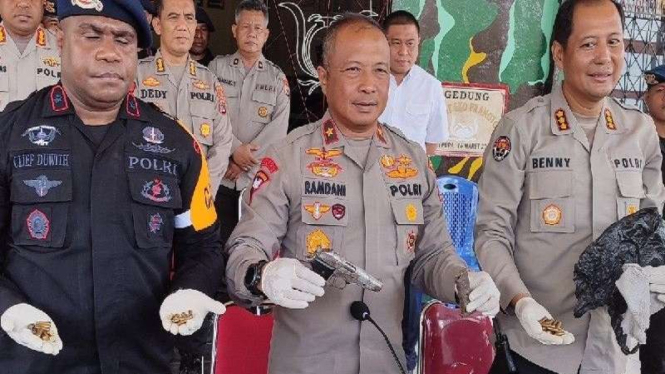 Wakapolda Papua Brigjen Pol. Ramdani Hidayat merilis kasus temuan senjata api