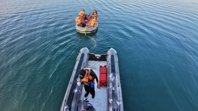 Tim SAR lakukan upaya pencarian korban dari kapal tenggelam di Buton Tengah