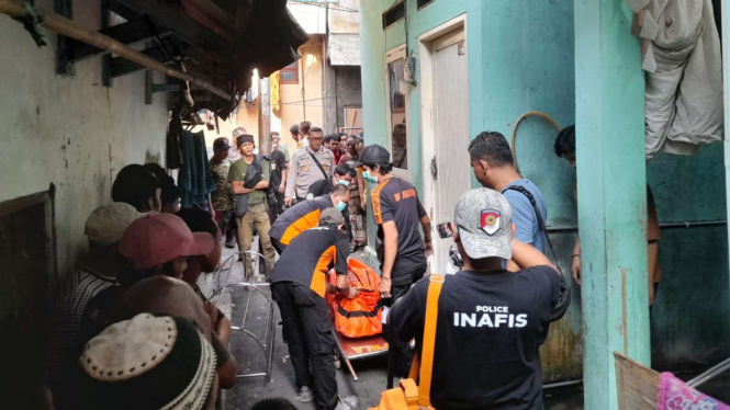 Korban tewas gantung diri di Tomang, Jakarta Barat, dievakuasi
