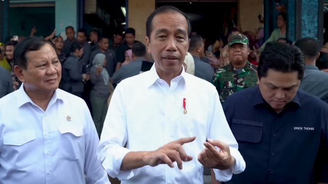 Presiden Jokowi bersama dengan Menhan Prabowo dan Menteri BUMN Erick Thohir