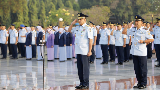 VIVA Militer: KSAU Marsekal TNI Fadjar Prasetyo pimpin ziarah ke TMPN Kalibata